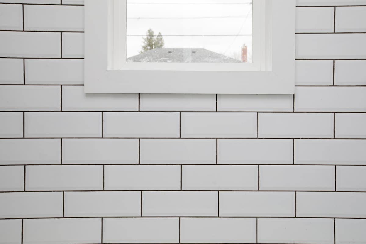 Black Grout on White Tiles 15 Ideas for a Timeless Design