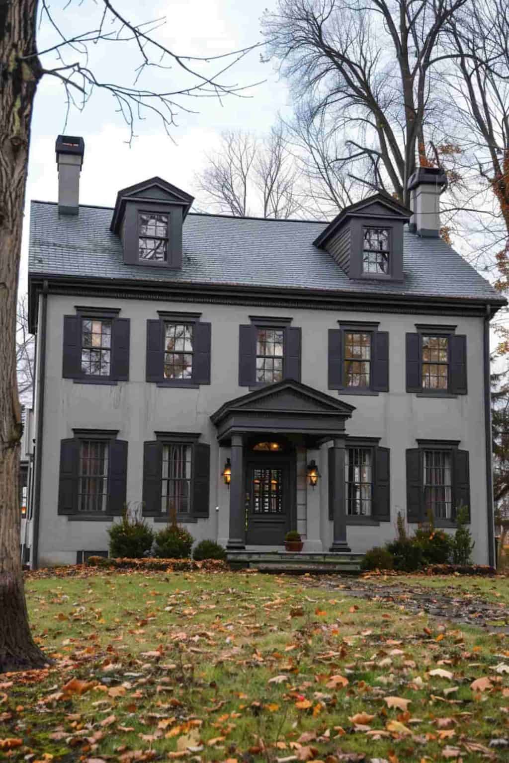 39 Gorgeous Gray Houses With Black Trim
