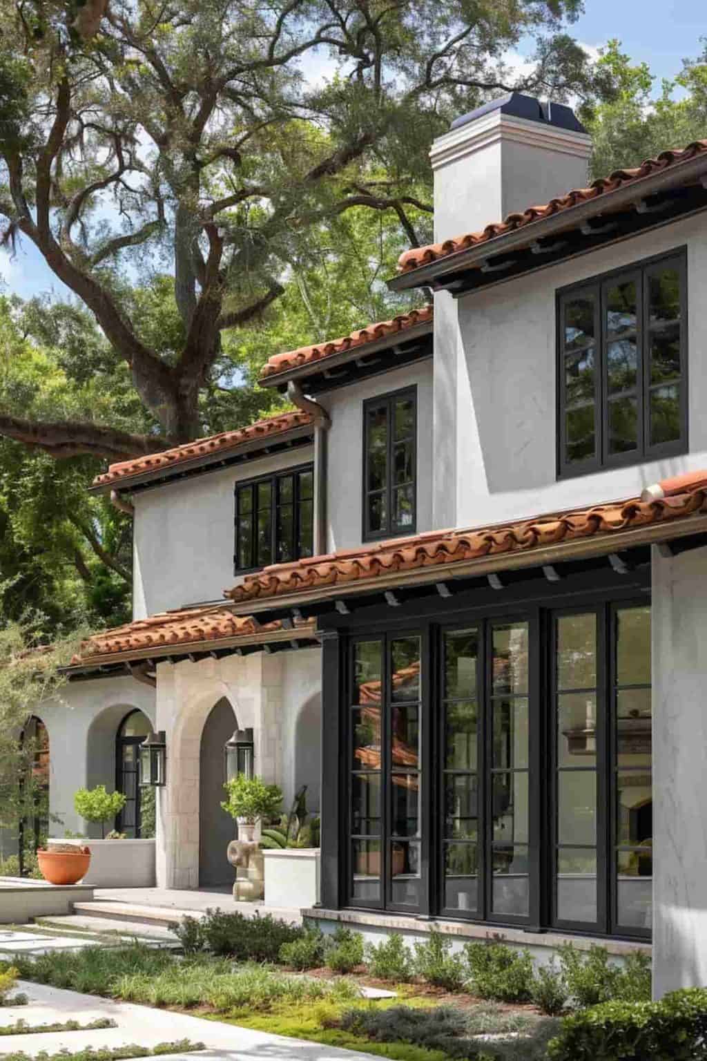 39 Gorgeous Gray Houses With Black Trim